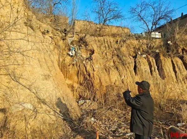 村民称山西原平&ldquo;土地整治&rdquo;后出现塌陷、坑洞危及宅基地，官方：雨季冲刷导致 开春后将修补