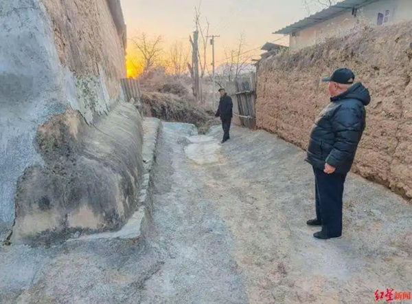 村民称山西原平&ldquo;土地整治&rdquo;后出现塌陷、坑洞危及宅基地，官方：雨季冲刷导致 开春后将修补