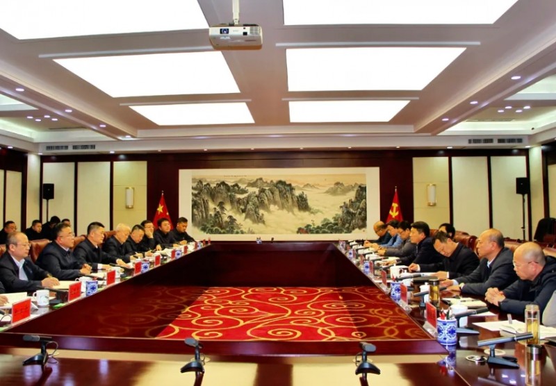 1月19日，山西建投党委书记、董事长倪华光与阳泉市委书记鞠振举行工作会谈，就深化政企合作进行交流。阳泉市委副书记、市政府党组书记、代市长陈凯，集团党委副书记、副董事长、总经理杜锐参加会谈。          图片   鞠振对倪华光一行到访表示欢迎，对山西建投为阳泉市经济社会发展和城市建设作出的贡献表示感谢。他强调，全市上下深入学习贯彻习近平总书记考察山西重要讲话重要指示精神，全面落实省委、省政府各项决策部署及市委&ldquo;14510&rdquo;总体思路，持续推动能源转型、产业升级和适度多元发展，在道路交通、医疗教育等民生领域取得了一定成效，全市经济持续向新向好。山西建投作为省属国有投资建设集团，业务板块与阳泉发展战略高度契合，双方合作及互信基础坚实。希望双方创新合作机制与商业模式，围绕城市更新、生态新城建设、低碳环保及耐火材料产业化集群化发展等领域推动项目落地。阳泉市将全力做好服务保障，为企业发展提供优质的环境。    倪华光感谢阳泉市委、市政府长期以来对山西建投的大力支持，并介绍了企业发展情况。他表示，山西建投近年来坚持投资与建设双轮驱动，形成&ldquo;传统施工、投资转型、勘察设计咨询、产业金融&rdquo;四大板块，积极推动企业从传统承包商向&ldquo;投建运&rdquo;一体化转型，具备建筑全产业链等方面的比较优势。阳泉市矿产资源丰富，产业条件良好，发展潜力巨大，与山西建投业务板块及专业优势互补性强、契合度高。山西建投将持续发挥综合优势，进一步融入阳泉发展大局，全面对接发展需求，重点在医院、学校、道路等基础设施建设，以及地产开发、矿山建设、生态修复等领域积极探索多样化合作模式，不断拓展合作广度与深度，为阳泉经济社会高质量发展作出贡献。    阳泉市副市长李君及相关市直单位负责人；集团领导祁立柱，市场开发部、投资管理部、八建集团、矿建集团、投规院公司相关负责人参加会谈。