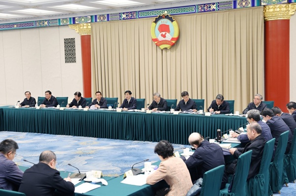 全国政协召开2025年度宏观经济形势分析座谈会 王沪宁出席并讲话
