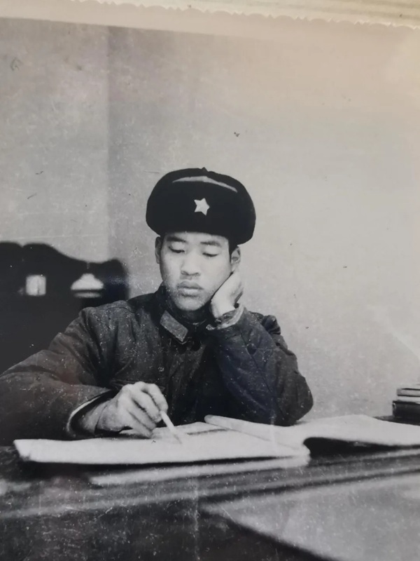 肖绪文工程兵期间的照片。