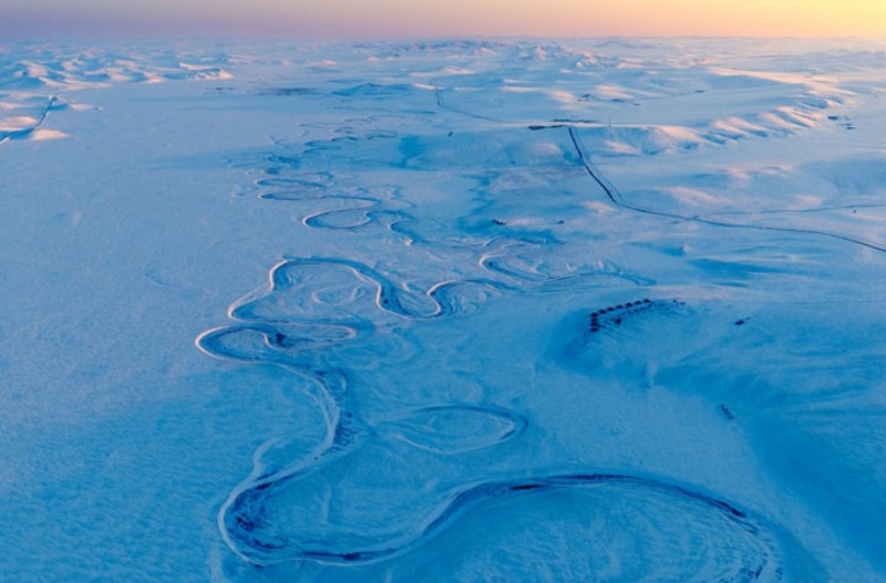 呼伦贝尔,从来不是一片草原 是风写过最长的一行诗 被远山接住,被河流吟唱 云朵是未干的墨迹 羊群是移动的标点 是“呼伦”与“贝尔”以湖为眸 守望千年的眼神 那对爱人化身的涟漪 至今荡漾成这片土地最初的心跳 这是2022年6月26日在内蒙古呼伦贝尔市新巴尔虎左旗道乐都夏营地拍摄的羊群(无人机照片)。新华社记者 贝赫 摄 我们谈论一种辽阔 足以重新定义远方 莫尔格勒河把“蜿蜒”一词 注解了三百多公里 老舍叹它“天下第一曲水” 而它只静静流淌 把天空的蓝、云朵的白、夕阳的金 一一揽入怀中,再揉碎成星光 在这里,方向是柔软的 路随着牧歌拐弯 时间跟着马蹄起伏 这辽阔有其深意 1244万公顷森林静静站立 年轮里刻着停伐后的新生 呼伦湖2241平方公里的清澈眼眸 倒映着从“一湖之治”到“流域之治”的智慧 当鸟类种群数量增长近28%的翅膀掠过水面 每一片羽毛都在诉说 生态中国的故事 这是2025年12月3日在内蒙古呼伦贝尔市陈巴尔虎旗拍摄的流经雪原的莫尔格勒河(无人机照片)。新华社记者 达日罕 摄 我们谈论一部行走的史诗 页页写满草原游牧民族的胎记 从嘎仙洞北魏石刻的第一笔 到拓跋鲜卑南迁的足迹 从克鲁伦河畔铁木真的营帐 到海拉尔河岸匈奴的箭镞 草原记得每一阵马蹄 山林藏匿每一段传说 敖包垒起的,是代代相传的祈愿 长调拉长的,是生生不息的年轮 在敖鲁古雅鄂温克民族乡,驯鹿的铃声 摇醒森林的清晨 在恩和俄罗斯民族乡,列巴的麦香 漫过木刻楞的窗棂 这是一部多声部的史诗 蒙古长调的苍凉里 有草原生态保护补助奖励政策的温暖回响 达斡尔族“鲁日格勒”舞的欢畅中 闪烁着“曲棍球之乡”的活力 当古老智慧遇见现代治理 传统不是化石 而是可以生长的活态基因 2025年9月15日,在内蒙古呼伦贝尔市额尔古纳市恩和俄罗斯族民族乡,人们参加丰收节活动时跳舞。新华社记者 贝赫 摄 我们谈论一种温度 在极寒中淬炼出火热 零下58℃的冷极村 炊烟是温暖的旗帜 泼水成冰的刹那 欢笑凝固成水晶 这温度有其刻度 从637万到1001万冬季游客的脚步 丈量着“冷资源”到“热经济”的距离 冰雪那达慕从草原走进城市 搏克手的豪情在冰面上挥洒 驯鹿雪橇驶入千万人的镜头 冷,不再是阻隔 而是另一种盛情的邀请 请来滑雪板划破寂静 请来驯鹿雪橇驶入童话 请来冰钓帐篷静候生机 请来热腾腾的手把肉与奶茶 暖透每一个远道而来的胃与心 1月15日,游客在根河市敖鲁古雅鄂温克民族乡喂驯鹿。新华社记者 连振 摄 我们谈论一条正在延伸的道路 当呼伦贝尔与呼和浩特双手相握 草原与青城、草原与中原之间 一条“融合之路”正在苏醒 这不是简单的地理连接 而是文明的对话 从嘎仙洞到盛乐古城 从云冈石窟到龙门石窟 历史的足迹被新时代重新照亮 双“呼”联动,四城共绘 让“北方民族融合文化带” 成为连接历史与未来的动脉 1月18日,乌兰牧骑演员在“同行融合之路 共绘山河锦绣”呼伦贝尔大草原呼和浩特推介会现场表演。(吴潇莹 摄) 我们谈论的,终究是一种选择 选择让每一条河继续蜿蜒 选择让每一片森林自由呼吸 选择在发展的道路上为“本真”写下最厚重的注脚 从森林覆盖率52.48%的守护 到“三北”工程攻坚战、呼伦贝尔沙地歼灭战的推进 从生态文明建设示范区的荣誉 到生态产品价值实现机制的探索 呼伦贝尔交出的 是一张“绿水青山就是金山银山”的生动答卷 选择让开放的门户永远敞开 满洲里口岸,中欧班列的汽笛年复一年编织着亚欧大陆的纽带陆港联动 “一港八基地 一区双通道”的强劲脉搏 让2653万吨的货运量化作“向北开放重要桥头堡”最有力的心跳 这是1月15日在根河市拍摄的冰封的根河(无人机照片)。新华社记者 马金瑞 摄 当我们谈论呼伦贝尔 我们谈论的 是生态文明的中国表达 是冰天雪地的价值转化 是古老智慧的当代回声 是边疆地区的现代叙事 这片土地交给时代的 不仅是一张“绿水青山”的答卷 更是一种发展可能性的展示 如何让保护与发展相得益彰 如何让传统与现代和谐共鸣 如何让边疆与内地协同共进 呼伦贝尔不给标准答案 它只给出无限可能 而“融合之路” 正是其中最动人的一种 这条路不在地图上 它在每一次双城共鸣的心跳里 在每一段历史与当下的对话中 2025年12月21日,车手驾驶赛车在冰面上漂移(无人机照片)。新华社记者 连振 摄 来吧来这片土地上,认领属于你的风声 在那达慕的豪情中感受血脉偾张 在滑雪场的速度里体验飞翔 在异域风情的广场上邂逅浪漫 让草原的星光落入眼眸 让历史的回响叩问心房 你会发现,呼伦贝尔早已备好一切 只等你到来 为这卷史诗添上此刻的、唯一的注解 (毛丫 梁婷)
