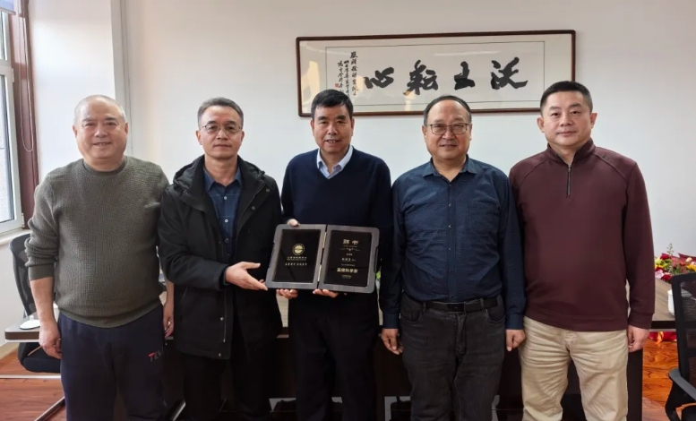 山西省陕西商会专程拜访徐明岗院士，授予&ldquo;首席科学家&rdquo;聘书并座谈交流