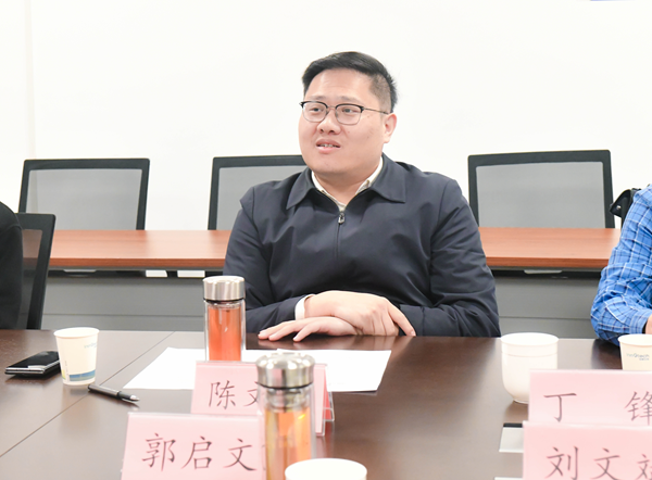 河南港投大健康产业集团董事长陈文龙发言介绍与会人员及会议背景