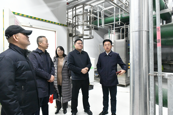 河南省晋商会常务副会长张俊平与河南港投大健康产业集团董事长陈文龙在中国科技产业促进会药食同源专业委员会会议室签订战略合作协议