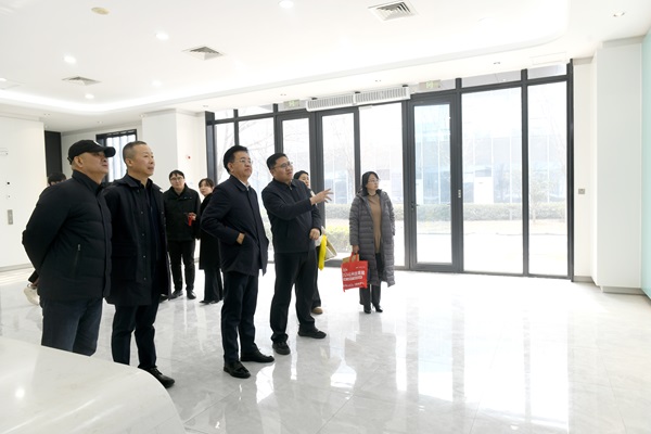 河南省晋商会常务副会长张俊平与河南港投大健康产业集团董事长陈文龙在中国科技产业促进会药食同源专业委员会会议室签订战略合作协议