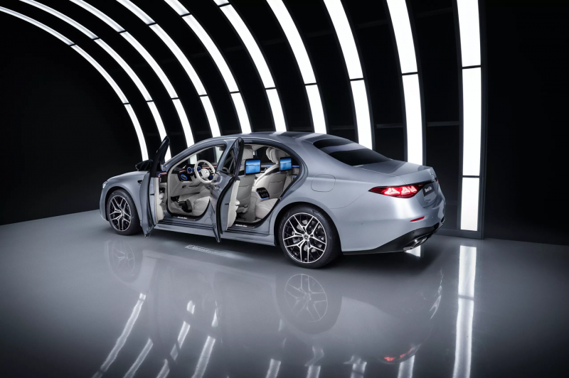 新款梅赛德斯-奔驰S级轿车首次采用发光立标