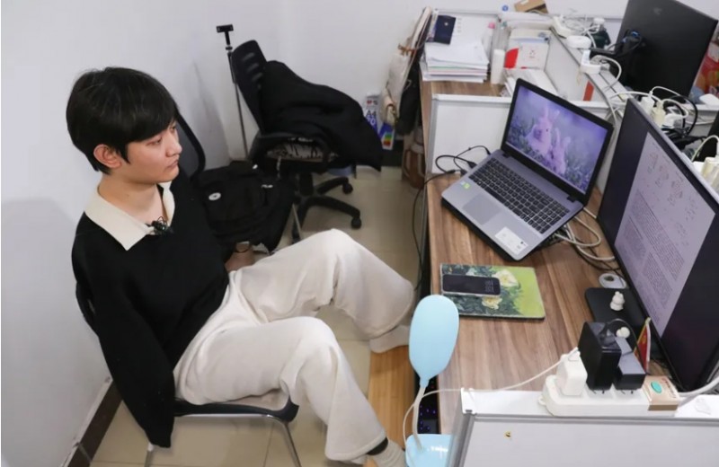 太原理工大学无臂博士生，用脚敲出4篇SCI论文！