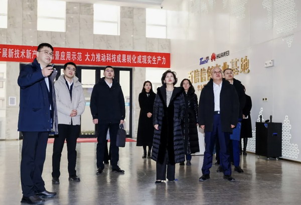 中国邮储银行总行党委委员、副行长姚红一行莅临山西百信考察交流