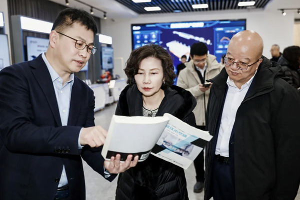 中国邮储银行总行党委委员、副行长姚红一行莅临山西百信考察交流