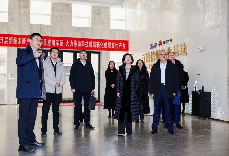 中国邮储银行总行党委委员、副行长姚红一行莅临百信考察交流