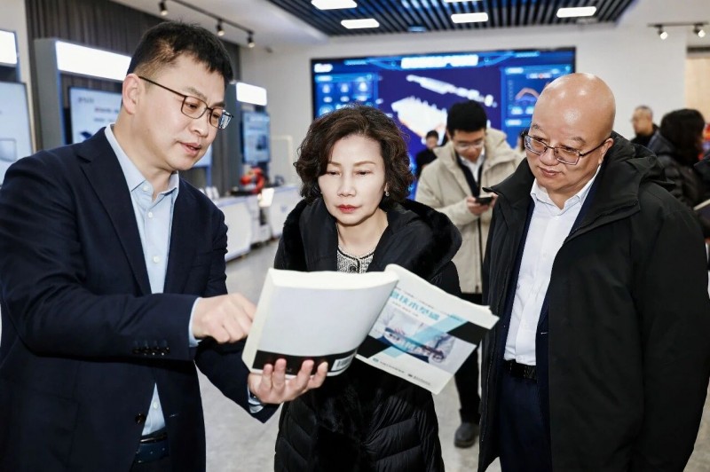 中国邮储银行总行党委委员、副行长姚红一行莅临百信考察交流