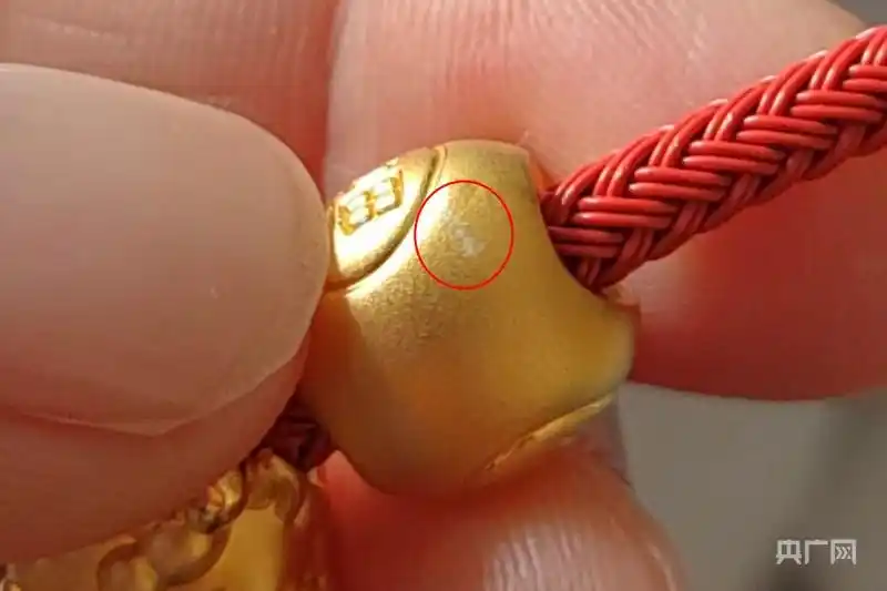 啄木鸟消费投诉丨足金挂坠不同点位金含量差35%？周生生回应：可退货 愿陪同进行权威检测