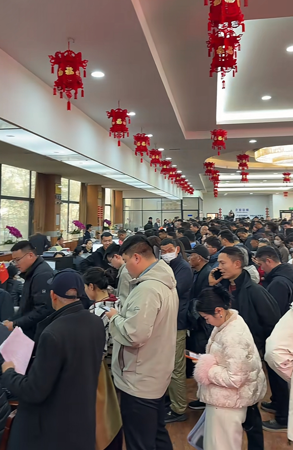 河南一企业开工首日客户抢着交钱下单,每单有400元红包,此前发了1.8亿年终奖,公司:2小时订单额已破亿