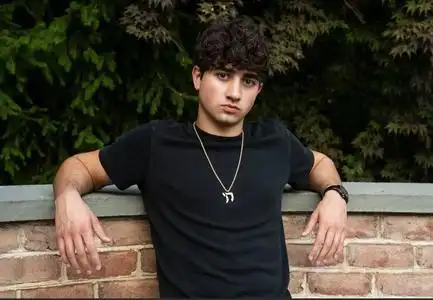 19岁天才少年做AI应用，下载量超1500万次、年入2亿，反手被行业头部玩家收购