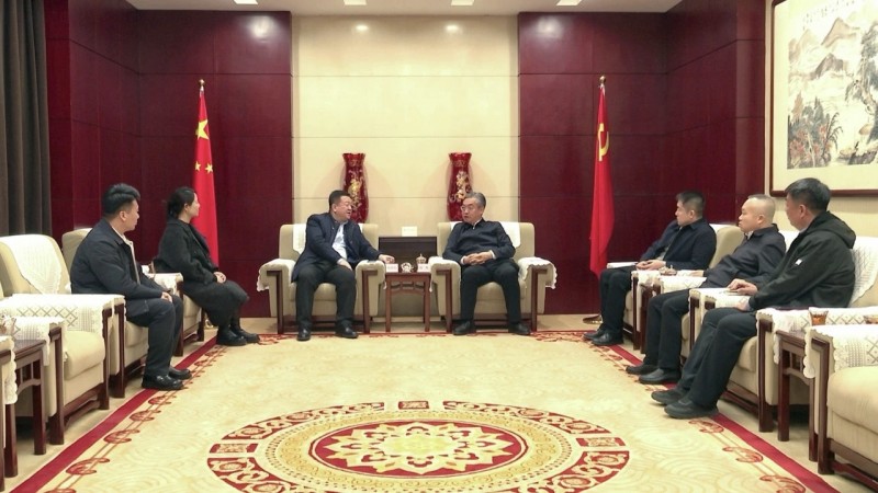 祁县县委书记魏栋与伊利集团沟通产线升级