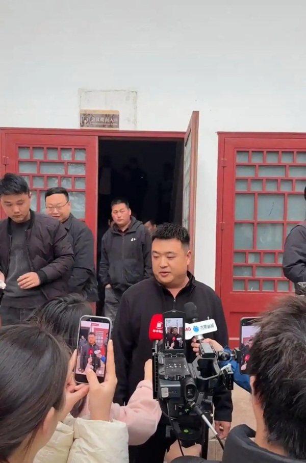 老板27万拿下网红摊位 日成本3万 打造地方没事品牌