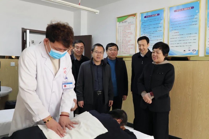 山西省吕梁市人大常委会副主任周小云一行在石楼县调研中医药事业发展工作
