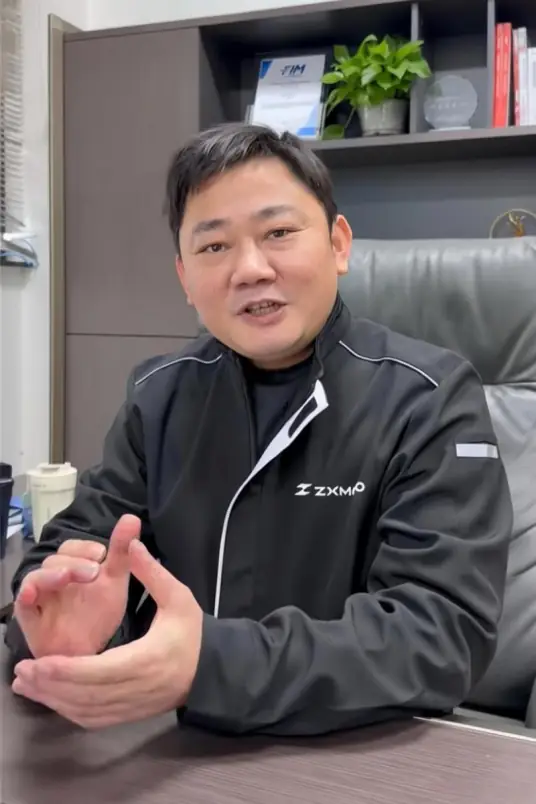 张雪 湖南麻阳人 初中学历 张雪机车创始人