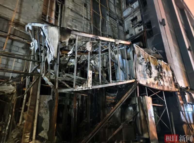 餐饮店广告牌被烧毁(极目新闻记者 舒隆焕 摄)