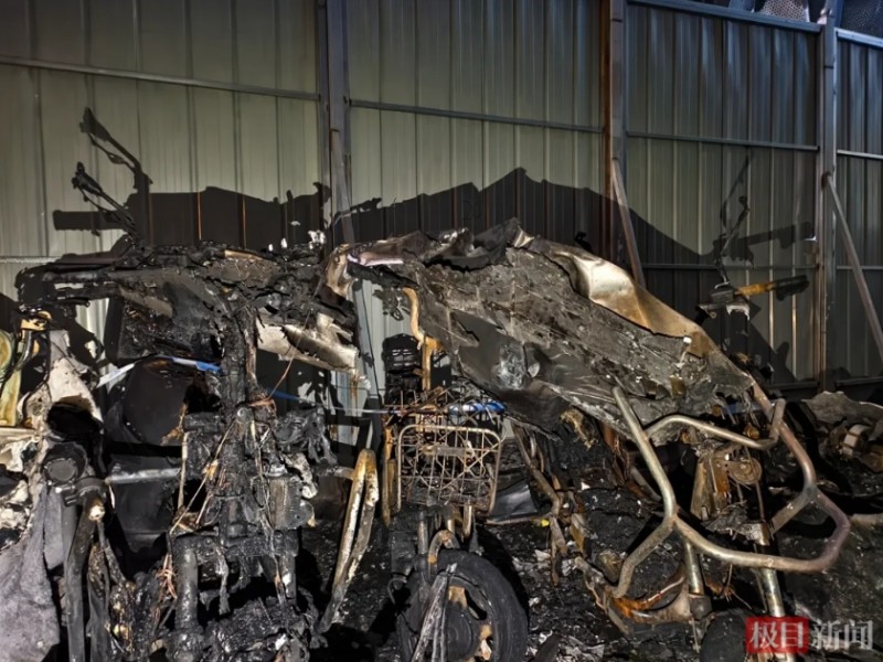 餐饮店门口的电动自行车被烧毁(极目新闻记者 舒隆焕 摄)