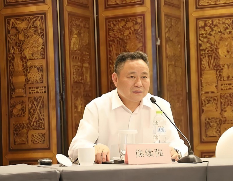 熊续强，男，汉族，1956年7月生， 浙江宁波人，宁波银亿集团创始人。2018年胡润百富榜，他以295亿身家荣登宁波首富，在2019福布斯全球亿万富豪榜，以12亿美元位列第1818位。曾荣获全国优秀企业家、全国劳动模范等称号。