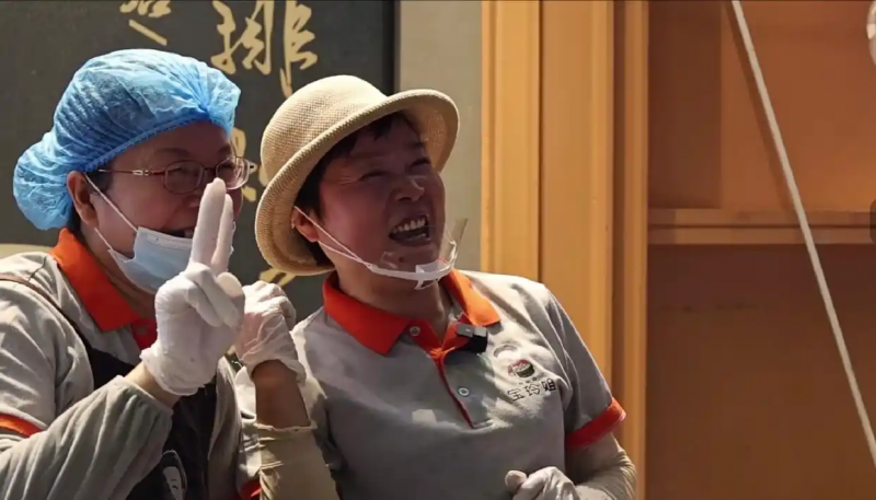 箱包女王邵宝玲破产后卖包子重启人生