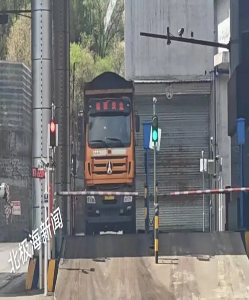 山西柳林：煤矿运煤车被指超载，78吨超载车成&ldquo;流动炮弹&rdquo;