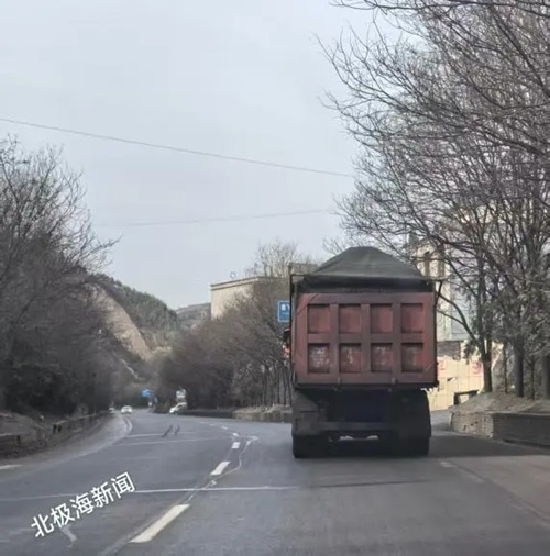 山西柳林：煤矿运煤车被指超载，78吨超载车成&ldquo;流动炮弹&rdquo;