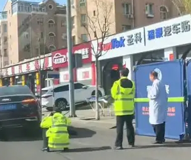 山西大同滨河路&ldquo;开门杀&rdquo;撞倒一电动车，60岁男子倒地后被奥迪车碾压身亡，警方：涉案两车驾驶人均被传唤