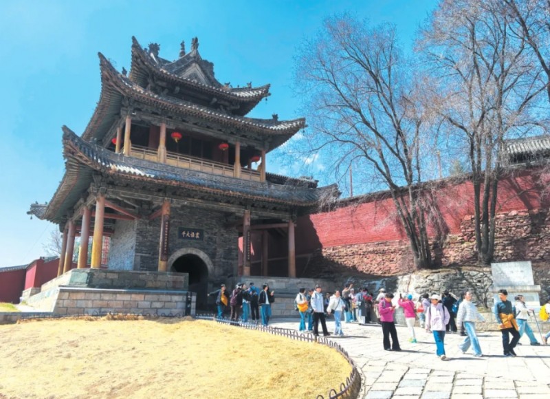 4月14日,五台山显通寺钟楼前游客络绎不绝。史文勇摄