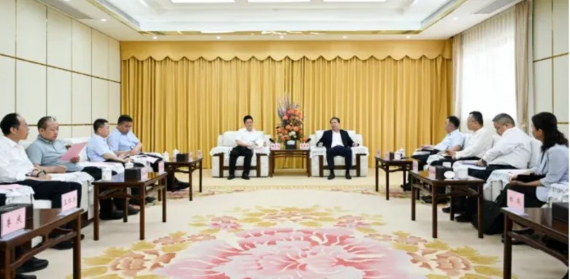 4月13日至16日，山西建投集团党委书记、董事长倪华光带队赴海南调研。  图片  山西建投始创于1953年，是国内规模较大的综合性国有投资建设集团、山西省管重要骨干企业、AAA主体信用等级企业，总资产2431.64亿元（截至2025年9月30日数据）。建投城运集团是山西建投集团立足房地产、物业、城市服务三大主业板块的主体公司，成立于2018年。  图片 近年来，山西建投集团依托建投城运集团深耕全国房地产市场。其中，海南便是重仓地之一。从2023年起，建投城运集团连续在海南拿地，建设建投&middot;国兴上品、建投&middot;学府上品等高质量住宅项目，加大在海南房地产市场的份额，战略布局持续拓展。  与此同时，建投城运集团也在发力海南的城市更新项目。2025年5月，建投城运集团成功中标海南田罗村地块城市更新项目的五宗地块，总投资73亿元。此外项目还承包修路、搞绿化、盖学校、建养老院等配套工程。今年3月，建投城运集团再次中标三亚市海润悦府城市更新项目。据悉该项目是海南封关后，三亚新一轮城市更新项目中的重量级超大项目。  据不完全统计，建投城运集团在海南累计开发地块已达12个。在本次赴海南调研期间，倪华光一行重点调研了集团三亚京基花园项目、海润悦府城市更新项目、海口西海岸片区地产项目、建投&middot;学府上品、海屿上境三号园、海屿上境一号园等项目，此外还深入阿那亚集团三亚文旅项目开展对标学习，与北京供销社实地考察其海南存量地产项目。  调研期间，山西建投党委书记、董事长倪华光同时分别与海南省委常委、海口市委书记范少军，海口市龙华区委书记陈芳，万宁市委常委、副市长陈华强，海南省供销合作联社党组书记、理事会主任张志坚等进行商务洽谈，就深化政企合作、服务海南自贸港建设等进行交流。  交流中，多方就下一步深入合作方向、如何深入进行探讨，其中陈芳希望双方进一步加强沟通对接，围绕片区综合开发、城市更新、智慧停车等方向共同探索合作模式，深化务实合作；陈华强表示希望双方围绕文旅综合体开发以及海南明远项目历史遗留问题，进一步加强沟通对接，全力推动项目依法、规范、高效落地；张志坚希望双方能在农产品冷链物流、零碳园区建设、低碳环保、乡村综合服务等方面加强合作，整合资源优势，服务海南自贸港农业农村高质量发展。  范少军表示，希望与山西建投共同把握机遇，进一步完善合作机制，拓展合作领域，继续加大在海口的投资布局，深度参与城市发展建设，实现互利共赢发展，更好地服务自贸港建设大局。倪华光同步指出，山西建投将持续深度服务海南发展大局，进一步深化与海南各地市及企业的合作力度，为海南自贸港高质量发展贡献更大力量。