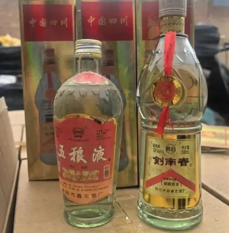 2025年11月5日，市场监管执法人员在高车村转运窝点查获的假冒名优白酒。新华社记者李倩薇 摄