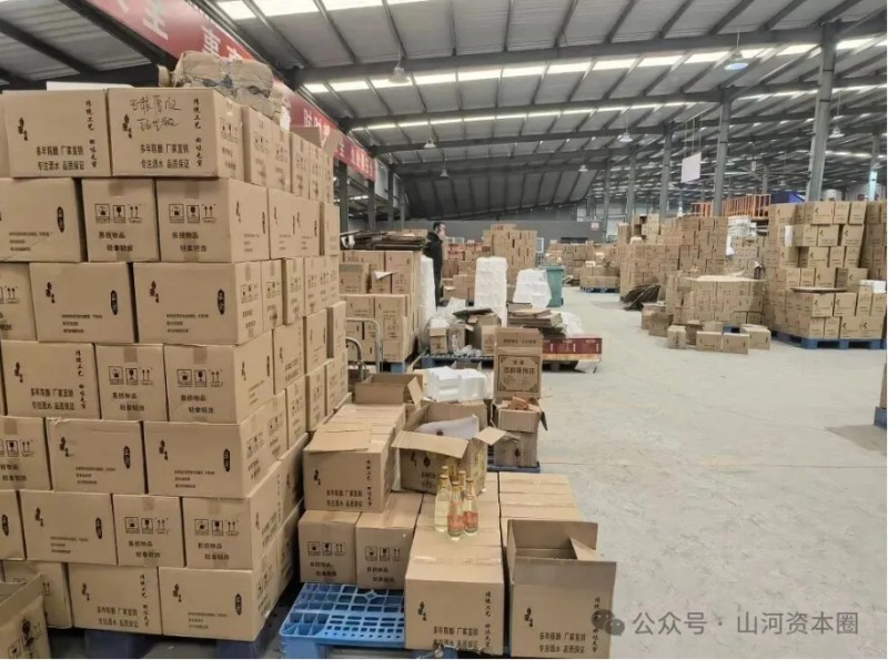 2025年11月5日，市场监管执法人员在清徐县某物流点查获的大量假冒名优白酒。新华社记者李倩薇 摄