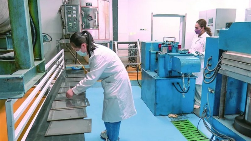 朔州文景能源科技有限公司实验室内，科研人员进行制氢实验测试。