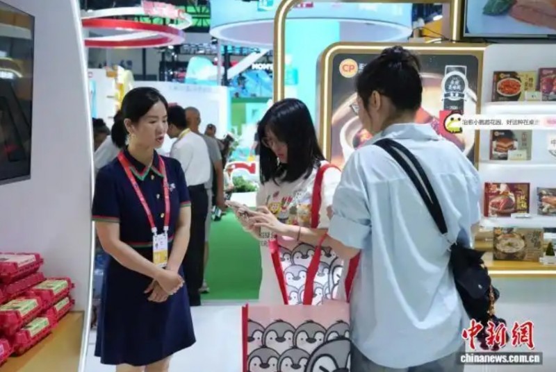 消博会上，消费者在东南亚企业展区咨询。 张静 摄