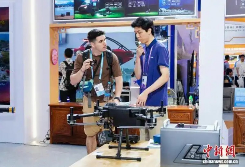 4月18日，第139届广交会无人机(消费级)展区，参展商在向境外采购商介绍产品。(广交会新闻中心 供图)