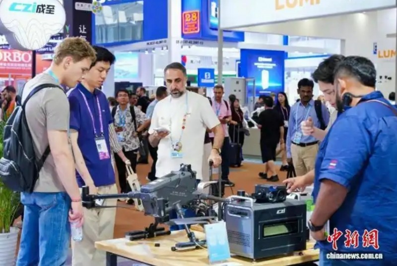 4月18日，第139届广交会无人机(消费级)展区，参展商在向境外采购商介绍产品。(广交会新闻中心 供图)