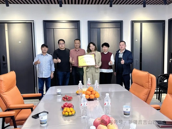 新疆昌吉山西商会走访新疆霖崧商贸有限公司并授牌