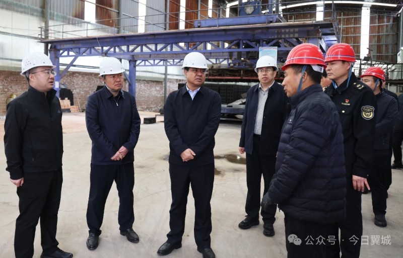 翼城县长杨海林检查利明新型建材与浍史砖厂工作