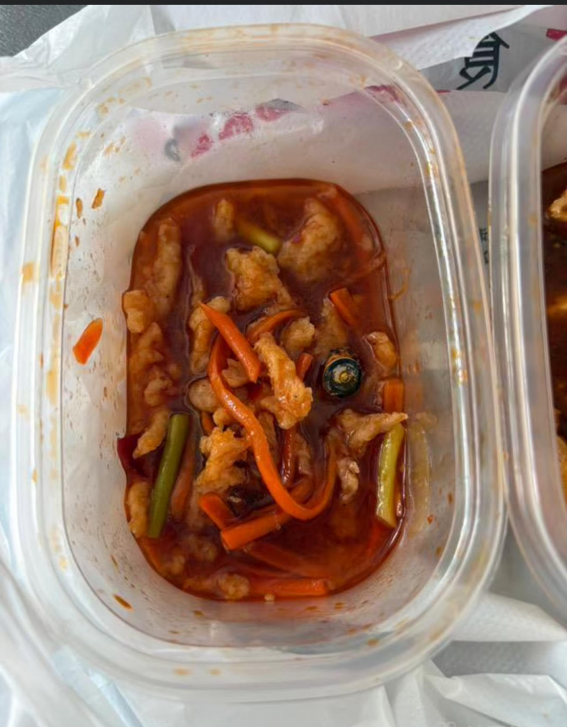 食用的外卖里出现废电池