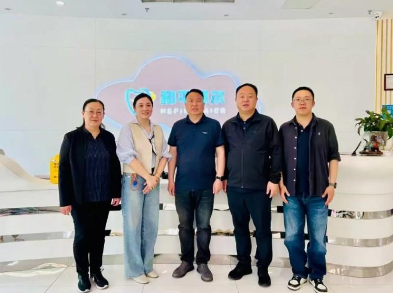 4月28日下午，王利明会长带领商会相关部门负责人一行赴会员企业珍奥科技的合作单位天津和平拜尔口腔医院考察交流。商会副会长、天津珍奥科技有限公司总经理张永亮陪同考察。拜尔口腔运营院长李金薇介绍了医院的发展情况。同一天，王利明会长一行还走访了瑞佳口腔（河东万达店）和天津金冠贝诺尔科技发展有限公司等，结合行业发展进行了参观交流。  图片 拜尔口腔李金薇院长首先带领大家参观了院区各诊疗科室并介绍了医院的发展成果。天津和平拜尔口腔医院是一家集&ldquo;口腔医学诊疗、科研、技术、服务&rdquo;于一体的诊疗机构，总面积达6500平米，是目前天津市场上面积最大的口腔诊疗中心。该院位于天津和平区，是一家二级口腔专科医院，开设口腔种植专业、口腔正畸专业、口腔修复专业、牙体牙髓专业、牙周病专业、儿童口腔专业、住院处等重点科室。为顾客建立了私人电子病历，提供个性化医疗方案，实行全程一对一的贴心关怀服务。该院汇聚了一批技术精湛、临床经验丰富的知名口腔专家，拥有享誉口腔医学领域的精英队伍，致力于提供国际水准的口腔诊疗服务。在设备保障上，与全球顶尖口腔设备、器械、产品供应商建立战略合作伙伴关系，让顾客享受到尖端科技的口腔诊疗服务。推动治疗流程规范化，打造了一个舒适、温馨、私密化的专属诊疗空间，提供了尊享轻奢的口腔诊疗体验。  在座谈交流中，王利明会长、张永亮副会长、李金薇院长等就发挥行业专业优势，普及前沿口腔科学健康知识，与国际先进健康标准对标，树立正确的健康理念，护航企业家身体健康等工作达成一致共识。  图片 当天上午，王利明会长一行赴瑞佳口腔（河东万达店）考察交流，李慧君院长热情接待，并介绍了瑞佳口腔的发展情况。瑞佳口腔于2008年成立，通过多年的潜心摸索、积累、钻研、创新，门诊于2017年12月重装升级新开业。作为集临床、科研、预防、康复为一体的现代化口腔综合机构，目前与国际先进国家的最新牙科治疗理念跟进，专注种植领域，同时设立正畸、修复、美学、牙周等联合口腔诊疗服务，为天津市民口腔健康保驾护航。作为卫生部批准设立的现代化口腔综合医疗机构，瑞佳口腔一直推崇自然、舒适的口腔健康理念，采用了智能网络化对客户进行优化管理，实施预约诊疗制度，使患者在预约时间内充分享受到医护人员全方位、多层次的专业诊疗服务，整个诊疗过程实现四手操作，安全无忧。为保证优质精良的诊疗服务，引进了国内外大量尖端的医疗设备与先进诊疗技术，并拥有一支由数名国内口腔行业的高端人才（其中种植、正畸及口内诊疗技术尤为突出）组建的专家团队，改革了传统的就医模式，全程一对一服务，私密性与安心性并举，同时拥有一支思想新、业务精、医德高、团结好的高素质的员工队伍，为患者的诊前诊后需求提供多角度服务。  图片 4月28日下午，王利明会长一行赴北辰区，参观考察天津市金冠贝诺尔科技发展有限公司，公司总经理蔡夫强带领大家参观企业并介绍了生产流程和产品特色。企业成立于2004年，主营业务包括定制式义齿的生产制造与技术服务咨询，以及医疗器械的销售。公司凭借雄厚的技术实力和完善的保障体系，在广大客户的支持下，已发展成为天津地区义齿行业的领先企业。始终将产品质量和服务品质置于首位，建立并严格执行医疗器械行业标准ISO 13485质量管理体系，确保从原料到成品的每一环节都得到有效控制。同时，公司致力于打造卓越团队，通过持续的技术创新和管理优化，不断提升核心竞争力，为客户提供更可靠、更先进的产品与服务。  通过全天的实地考察走访，王利明会长一行对口腔医疗行业发展有了最直观的了解，为下一步商会搭建产业平台，做好相关对接、合作、交流，守护企业家健康等工作打下坚实的基础。